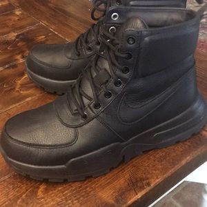 SOLD 🌟🌟Nike Air Max Boots Men’s Size 9.5